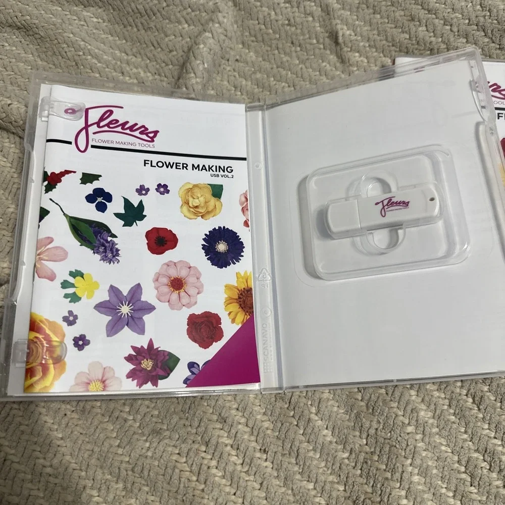 Fleurs Flower Making USB with Instruction Booklet -‎ Volume 1 and Volume 2